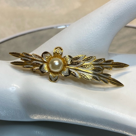 Vintage Damascene Floral Brooch Pin Faux Pearl in Center of Flower Beautiful EUC - Picture 4 of 10